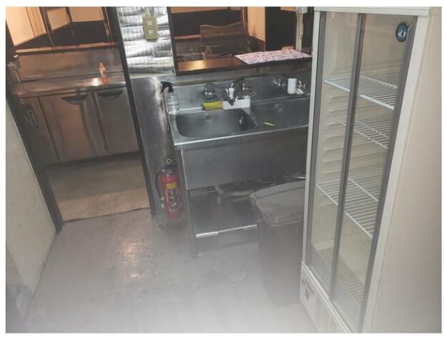 テナント 物件 店舗 飲食 重飲食 居酒屋 バー 居ぬき 居抜き 造作 什器 無償 譲渡 深夜営業 地下 安い